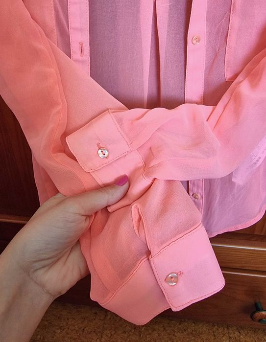 Camisa rosa forte com transparência Bershka, tamanho XS