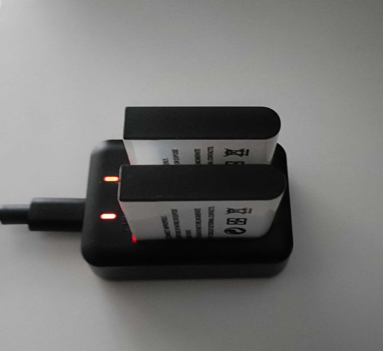 5 Baterias  NP40 e carregador.