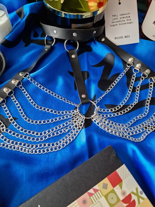 Seksowna skórzana uprzęż damska z łańcuszkami