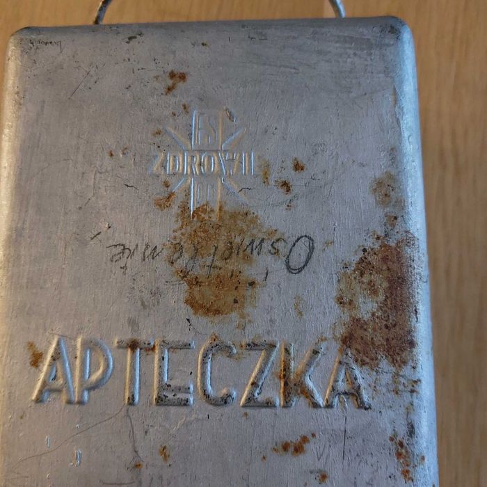 Stara apteczka samochodowa PRL