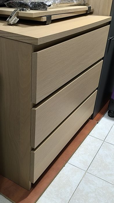 Cómodas e mesas de cabeceira IKEA