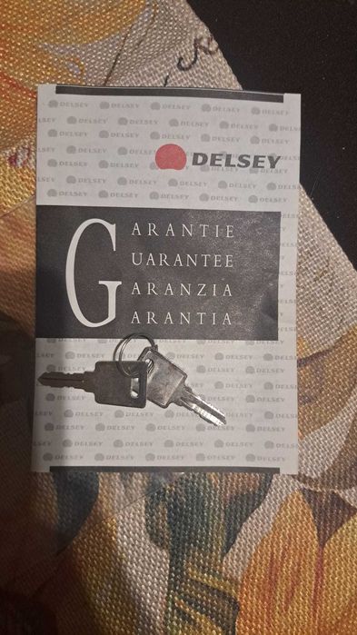 Duża walizka delsey