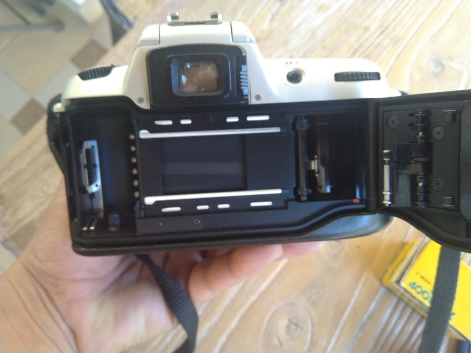 Nikon F60 com teleobjetiva, filtros, rolos