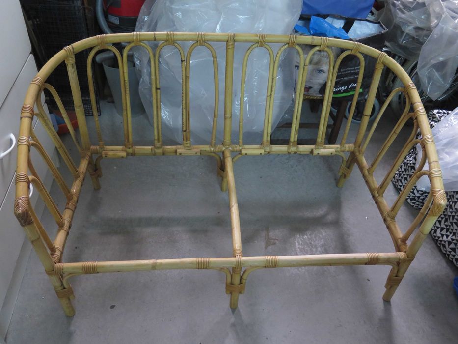 Sofá de dois lugares usado