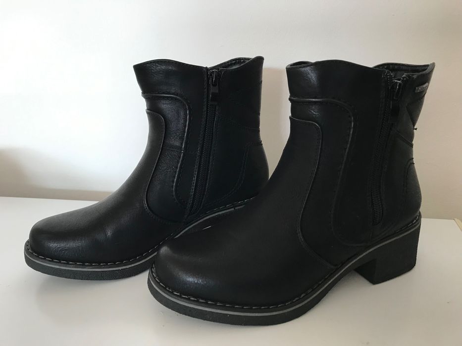 Botas Pretas Nº 35 NOVAS