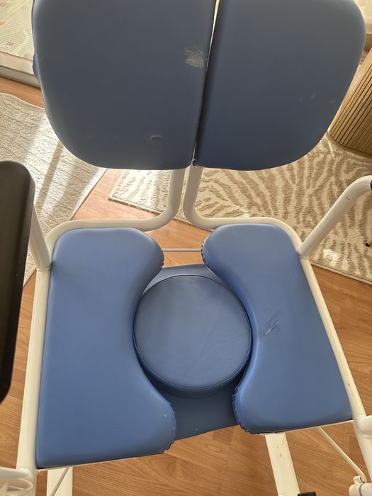 Cadeira sanitária hidráulica com rodas