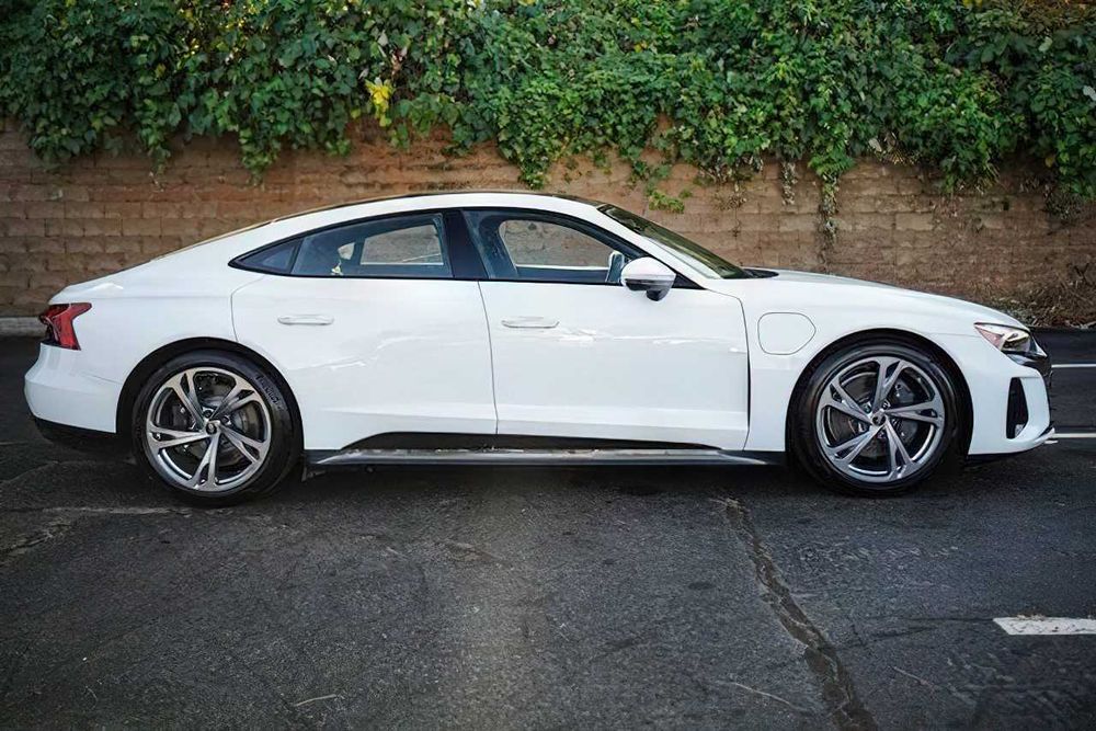 Audi e-tron      2022