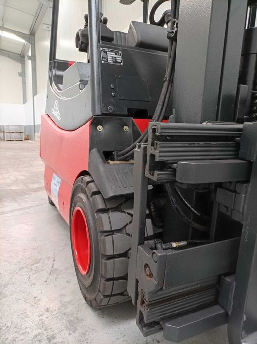 EMPILHADOR ELÉTRICO LINDE E30-02/600 — 3 TONELADAS