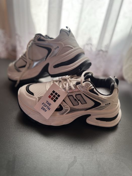 Продам білі кросівки 35 розмір