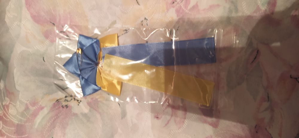 Kotylion, emblemat, kokardą.