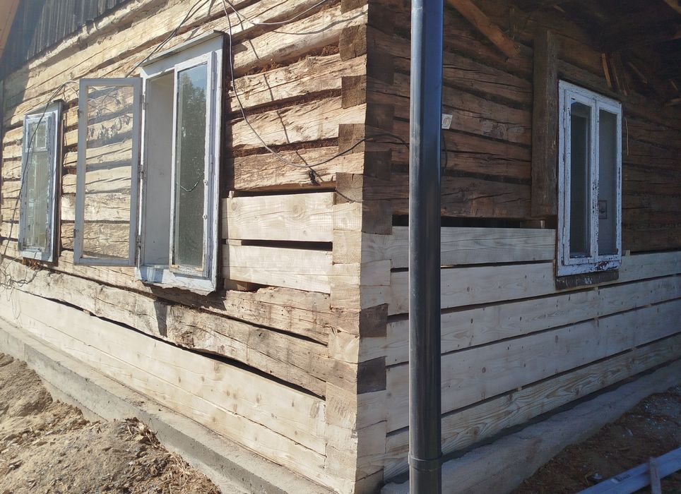 Remont domu drewnianego z bali, wymiana podwalin, fundametów tynk glin