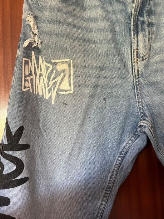 calças de ganga com marcas de uso