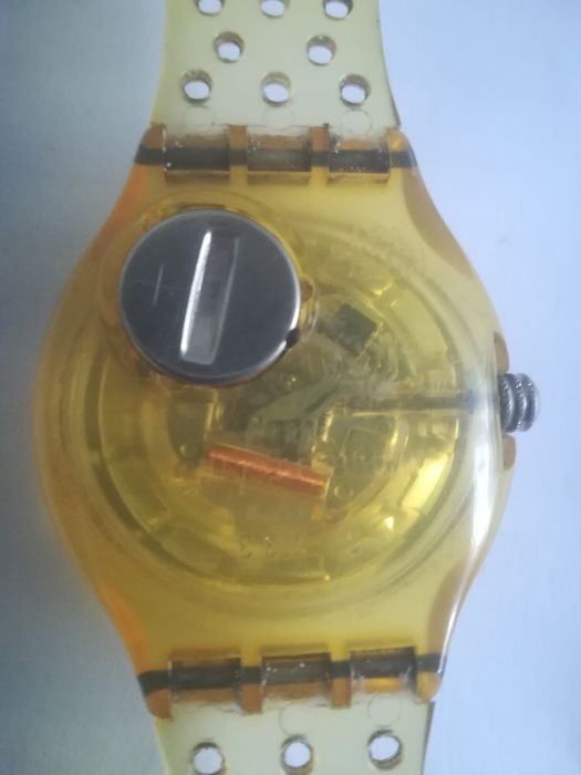 Relógio Swatch com interior visível.