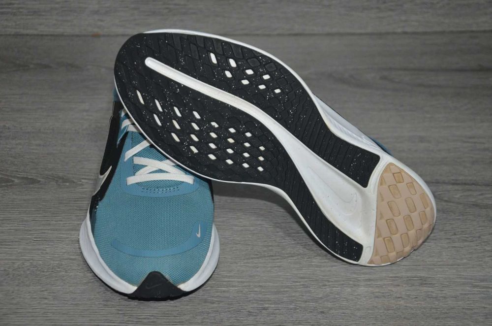 Продам кросівки Фірма Nike Quest 5 .