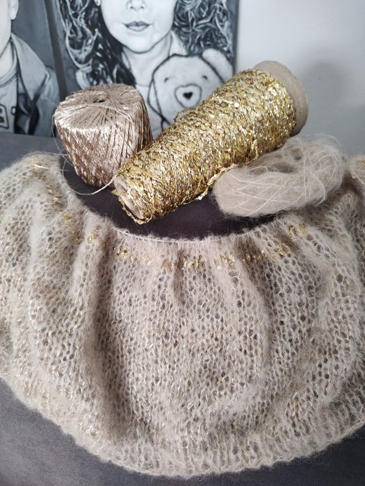 Czapki i sweter z wełny naturalnej