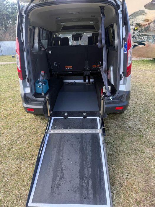 Ford Transit Connect FORD Transit Connect. Samochód z rampą dla osoby niepełnosprawnej.