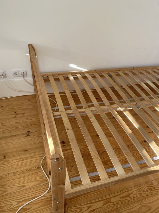 Estrutura de cama em pinho IKEA