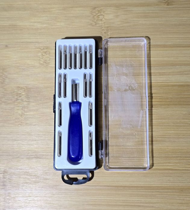 Отвертка с набором бит