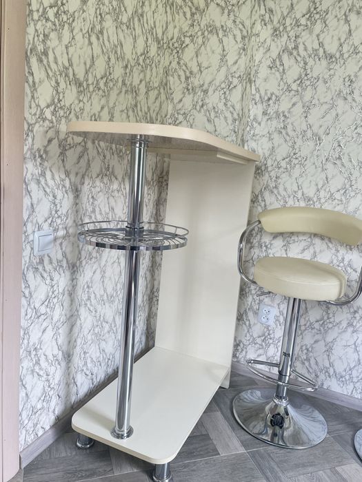 Барні стільці зі стійкою