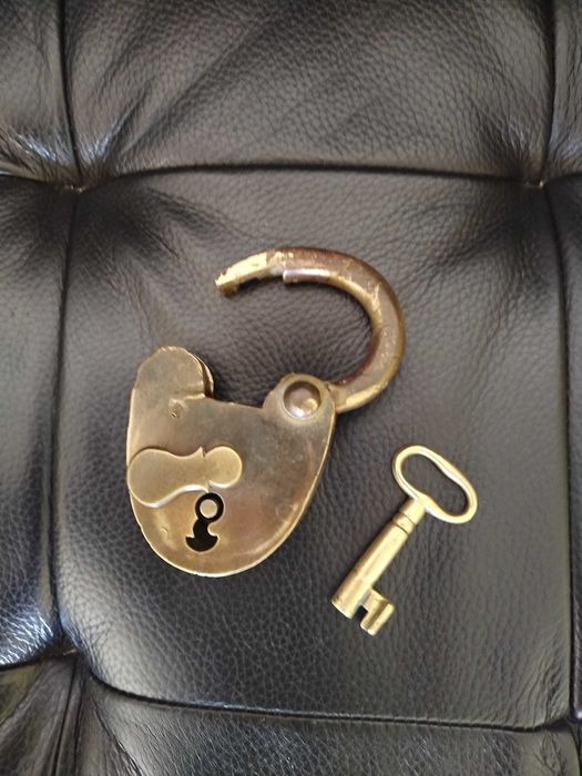 Cadeado século XIX. Completo com chave. Funcional.