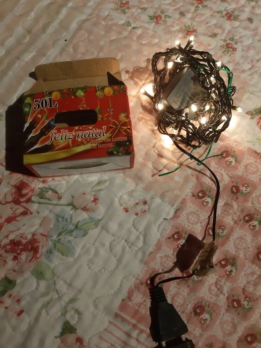 Árvore de Natal com bolas, luzes e presépio