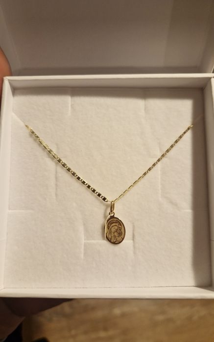 Złoty łańcuszek z medalikiem