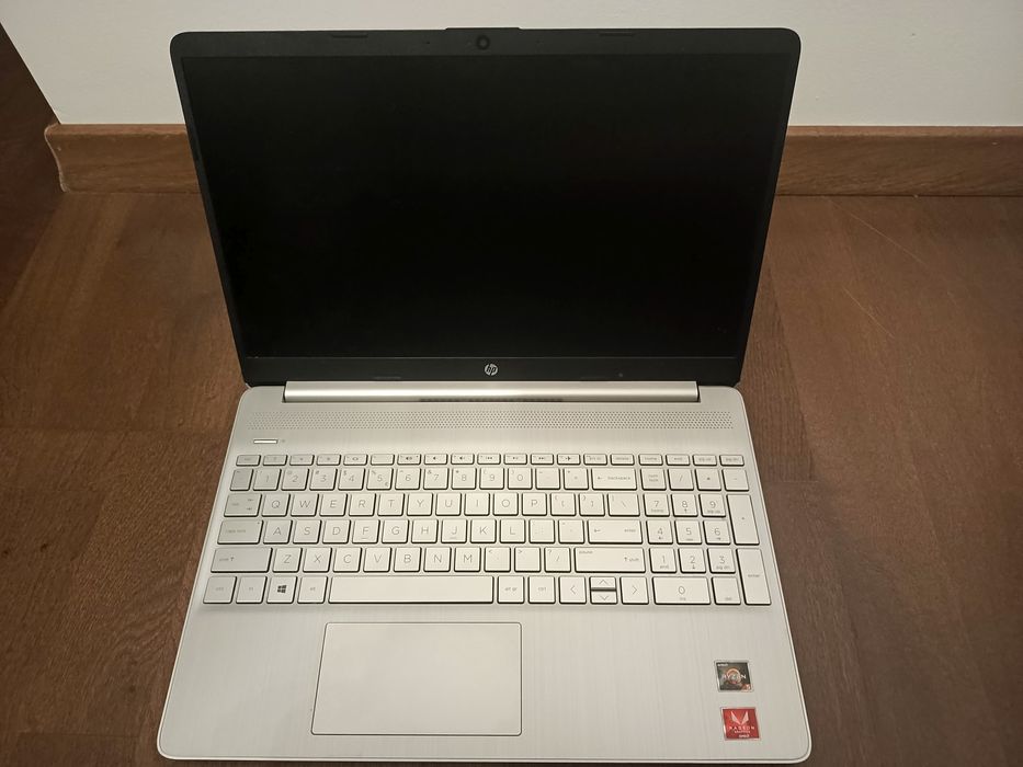 Laptop HP 8GB RAM 500GB SSD AMD RYZEN 5 3500U Windows 11