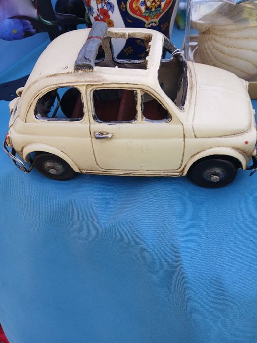 2 carros antigo em chapa