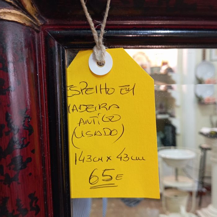 Espelho antigo com moldura de madeira