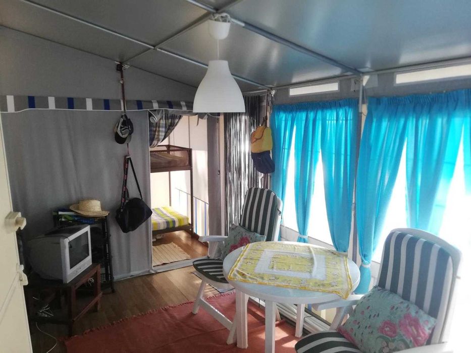 Caravana média multifuncional, com avançado rígido e cozinha