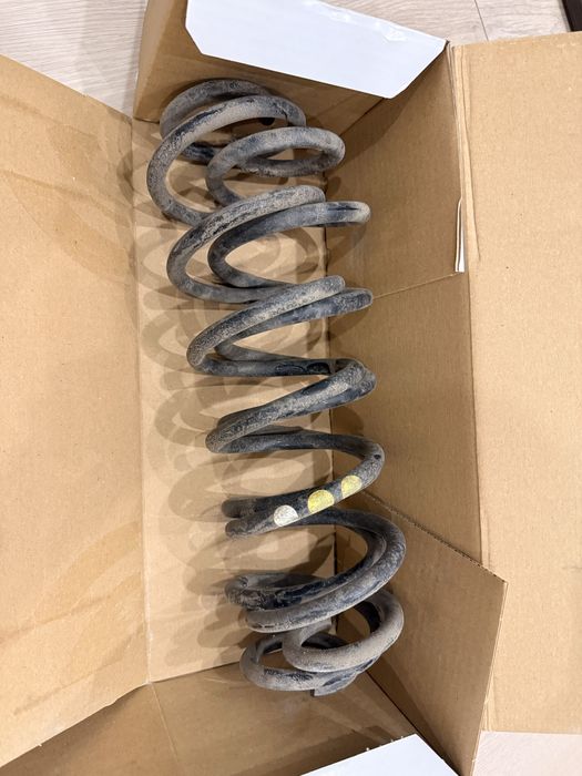 Оригінальні задні пружини Volkswagen Jetta 6  2.0