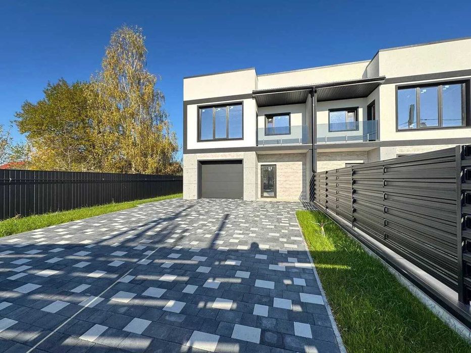 Сучасний дуплекс з великою ділянкою