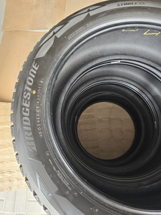 Шини зимові 235/55 R20  Bridgestone Blizzak.