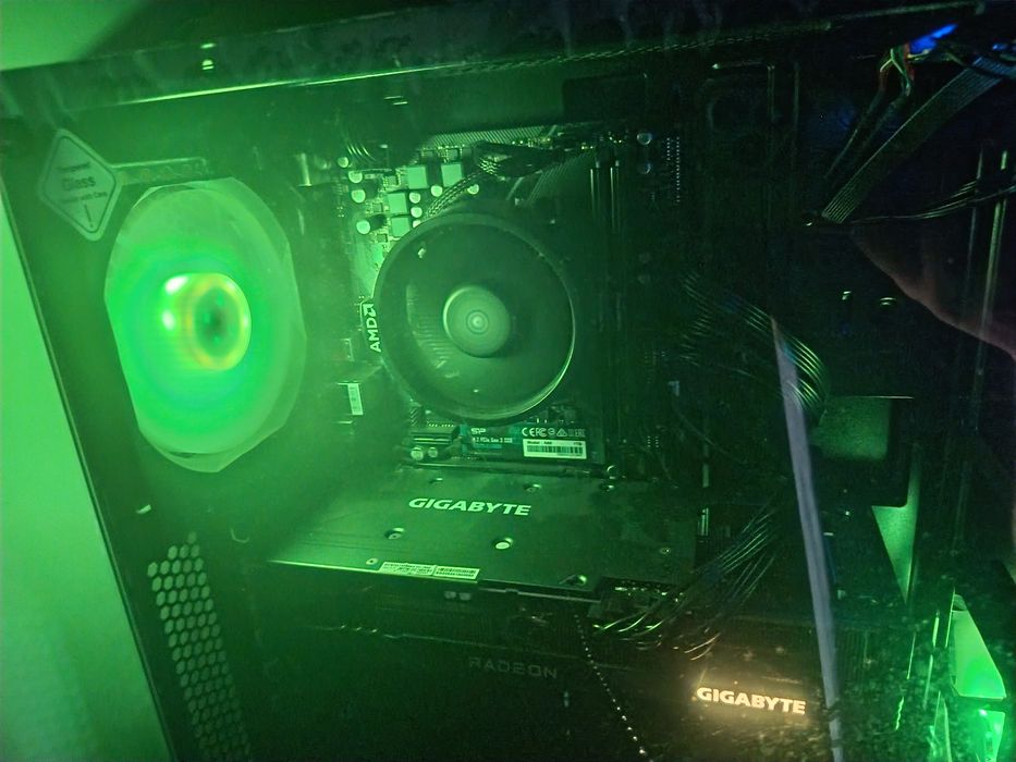 Vendo  PC Gaming ( preço negociável) Ryzen 5 5500 + RX 7600 XT 16GB + 32GB RAM