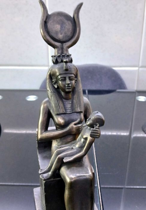 Artesanato Egípcio: Estatueta da deusa Ísis a amamentar Hórus bebé