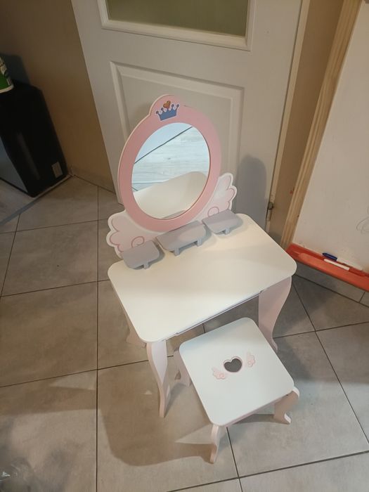 Drewniana toaletka z taboretem i akcesoriami