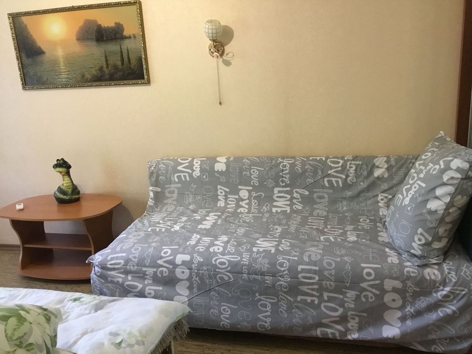 Посуточно 1 ком.квартиру. 2 + 1 спальн. мест.. .Центр. г.Каменское.