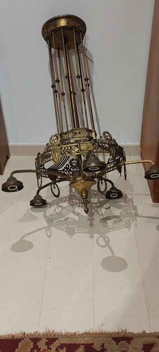 Candeeiro antigo em bronze e globos de vidro, de tecto