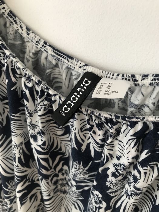 Granatowa krótka bluzka hiszpanka z wiskozy białe kwiaty H&M