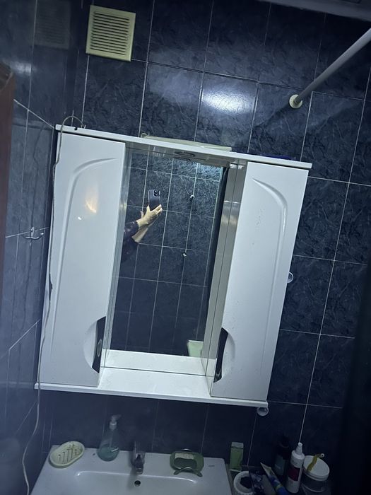 Тумбочка під раковину та навісна шафа з дзеркалом