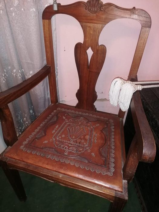 Dois  aparadores, mesa e cadeiras