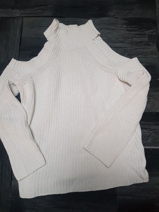 Biały golf z odslonierymi ramionami