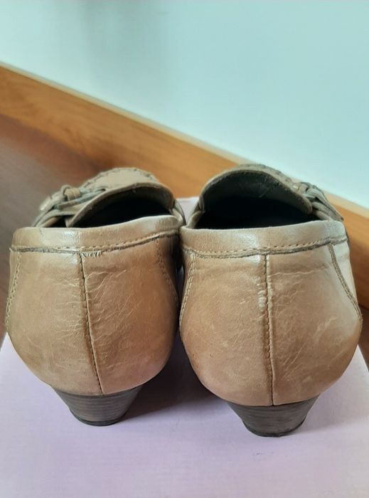 Sapatos beje em pele  Entrepés, tam.36