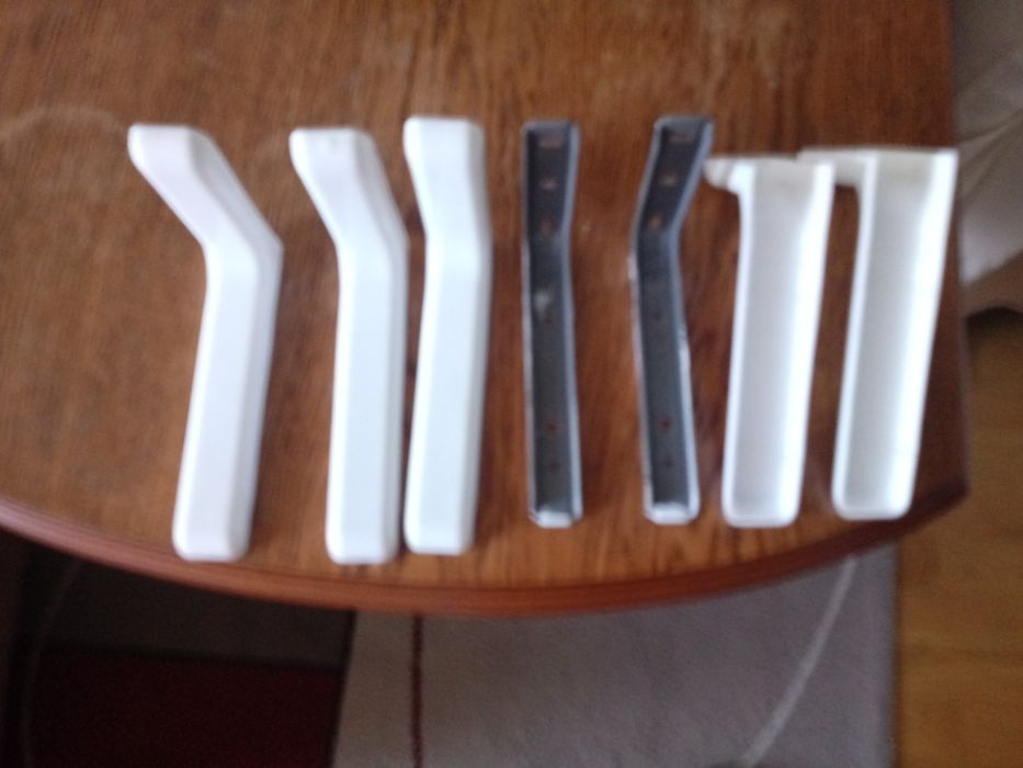 Uchyty np do parapetów