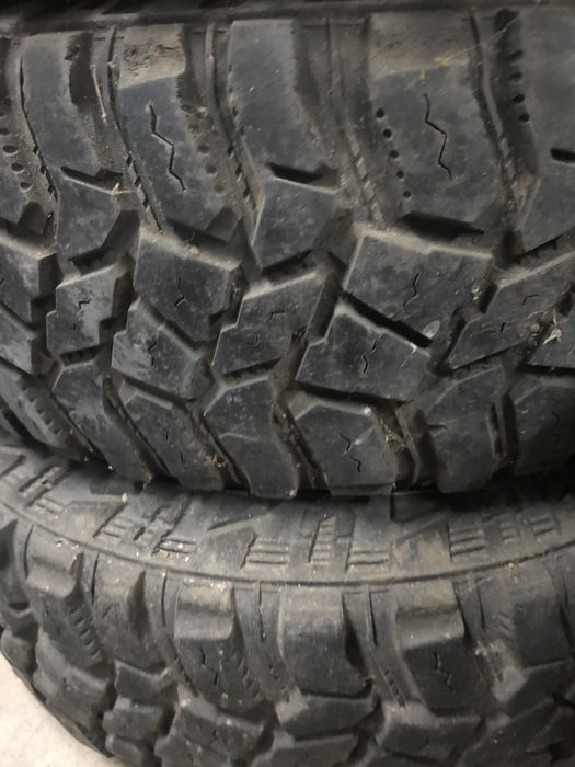4 pneus usados STT Pro 285/74R16 c jantes furacão Defender