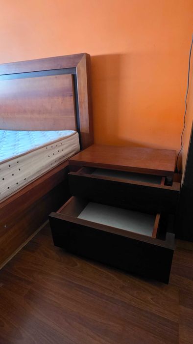 Cama de casal com mesas de cabeceira + colchão incluído