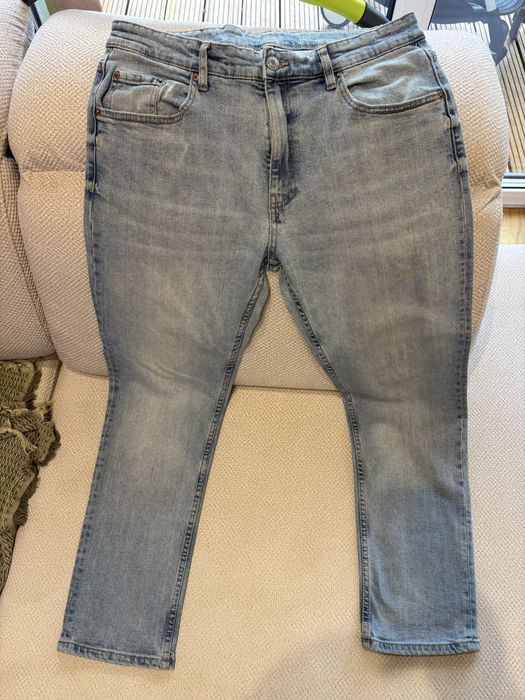 Jasnoniebieskie jeansy