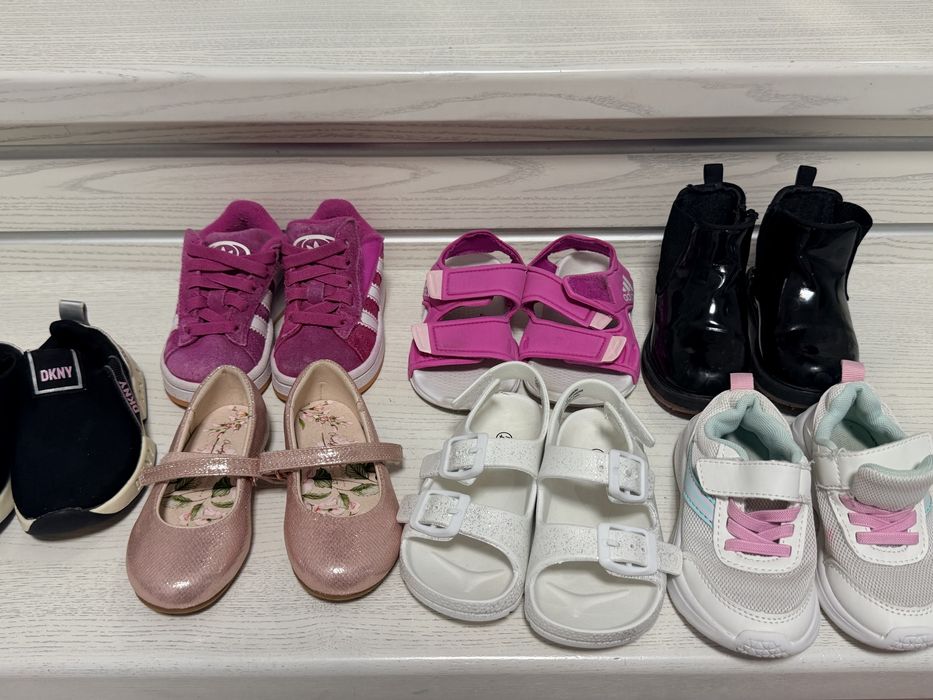 Продам взуття для дівчинки розмір 21-24, по 200 грн