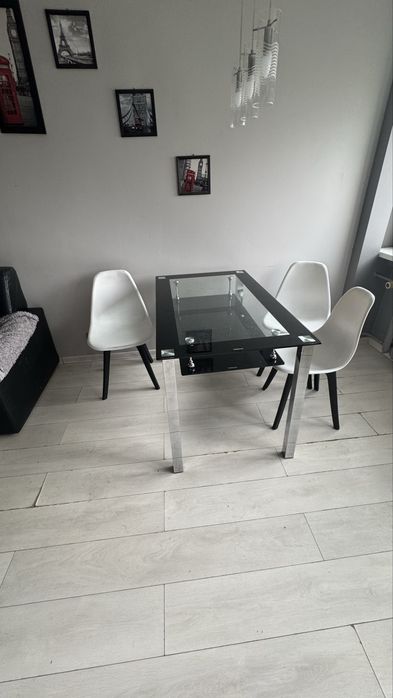 Szklany stół z krzesłami