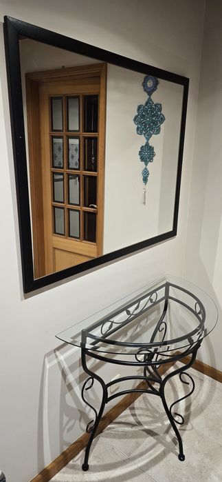 Espelho decorativo de parede junto com o aparador.